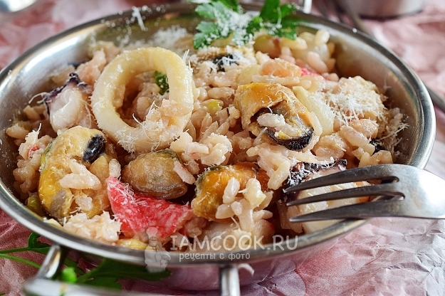 Fotografie de risotto cu fructe de mare în sos cremos