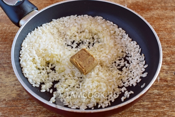 Nałóż na patelnię ryż i kostkę bulionu