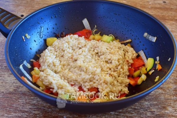 Wymieszaj ryż z warzywami