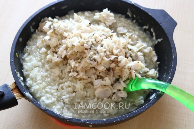 Įdėkite žuvį į ryžius