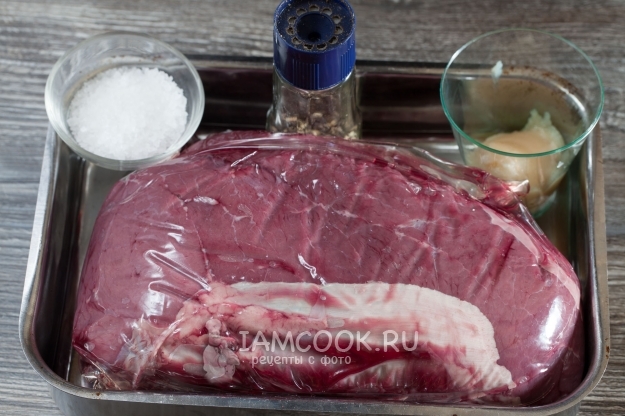 Bahan-bahan untuk daging panggang dari daging lembu di dalam ketuhar