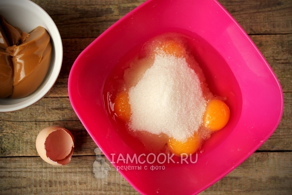 Misture os ovos com açúcar