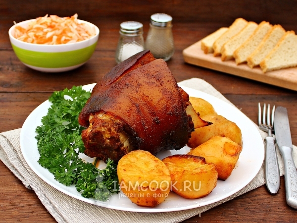 오븐에서 소매에 감자와 돼지 고기 정강이를위한 조리법