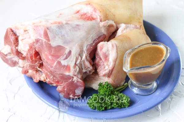 Bahan-bahan untuk perut daging babi yang dibakar dalam ketuhar dalam lengan