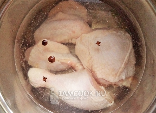 Ferva o frango com pimenta e cravo