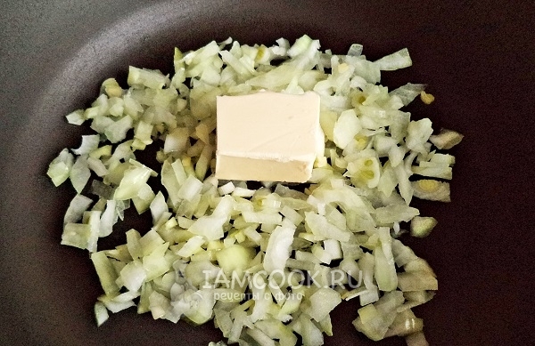 Coloque a cebola e a manteiga na frigideira