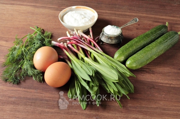 Ingrediente pentru salata verde de usturoi cu ou si castravete