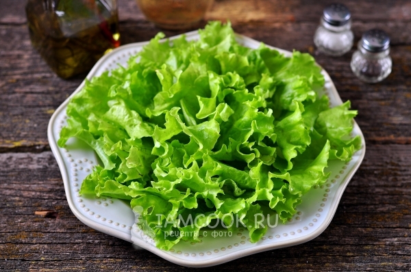 Legg salatbladene på en tallerken