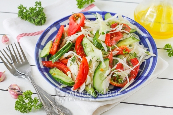 Salotų receptas iš kopūstų, agurkų ir pomidorų
