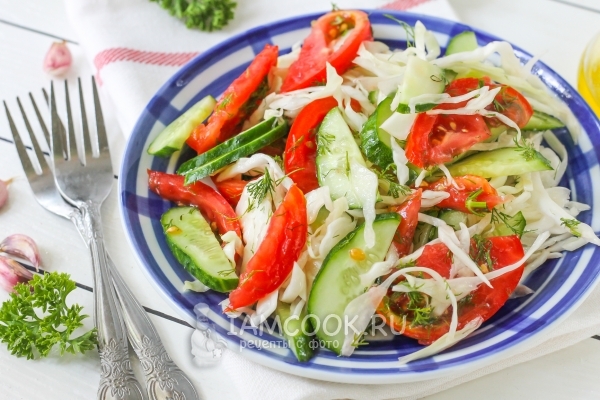 Foto de salada de repolho, pepino e tomate