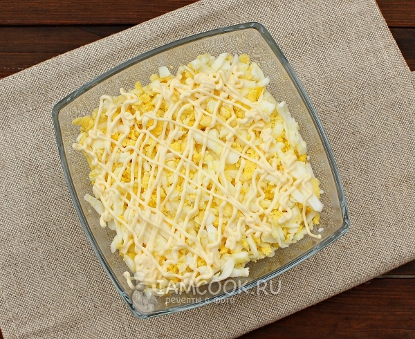 Letakkan lapisan telur dengan mayonis