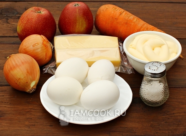 Morkų salotų ingredientai su obuoliais, sūriu ir kiaušiniu