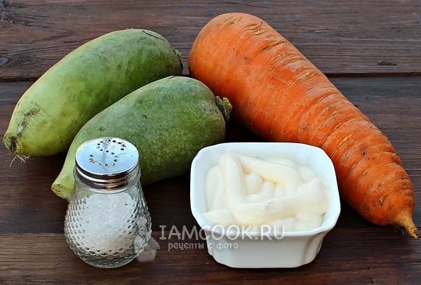 Ridikių ir morkų salotų ingredientai su majonezu