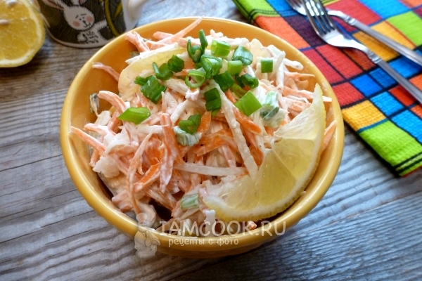 Gambar salad lobak dengan wortel dan krim masam
