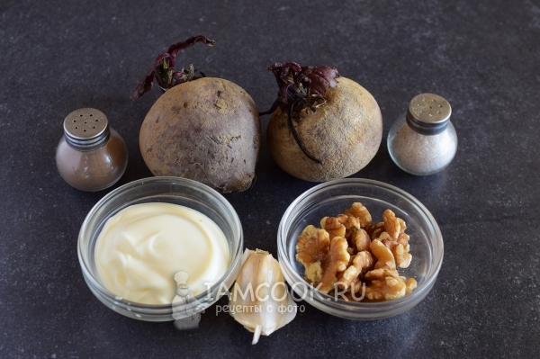 Ingrediente pentru salata de sfeclă cu usturoi și nuci