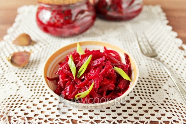 Fotografie de salată de sfeclă roșie cu usturoi pentru iarnă