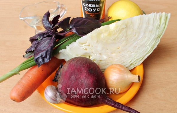Ingredientes para salada fresca de beterraba, cenoura e repolho