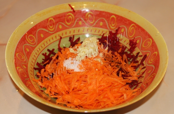 Burokėlių salotų su morkomis ingredientai