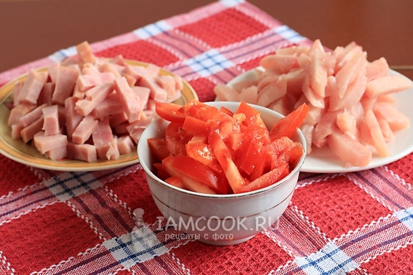 Snijd vlees en tomaten