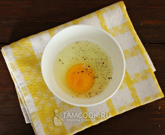Nalij soljo in poper v jajce