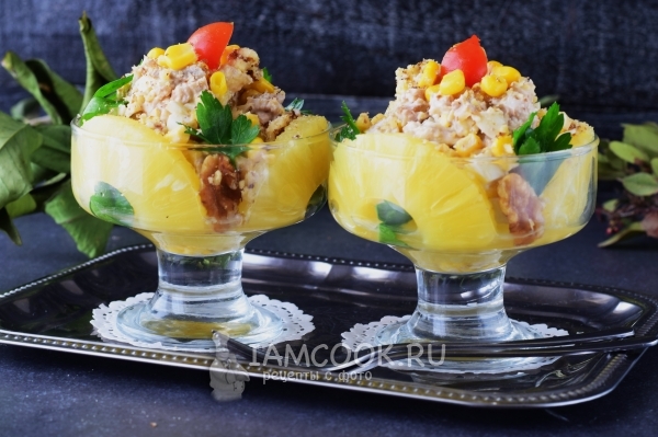 Salotų receptas su ananasais, vištiena ir graikiniais riešutais