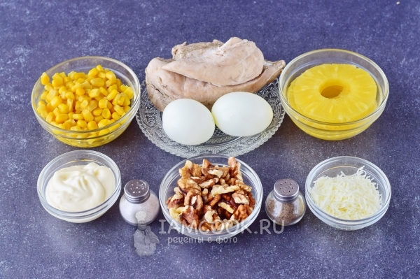 Salotų su ananasais, vištiena ir graikiniais riešutais ingredientai