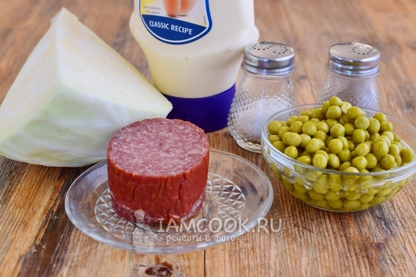 Ingrediente pentru salata cu varza, mazare si carnati