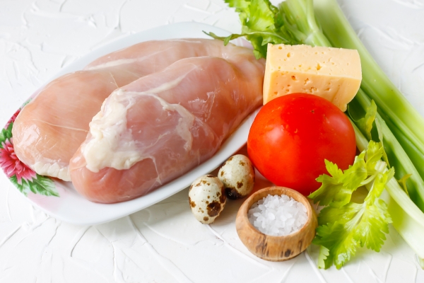 Ingredientes para salada com carpaccio de peito de frango