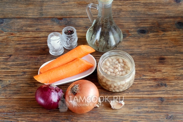 Bahan-bahan untuk salad dengan kacang tin, wortel dan bawang
