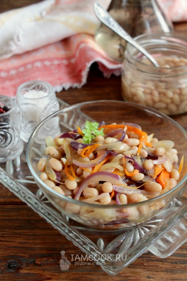 Resipi salad dengan kacang tin, wortel dan bawang