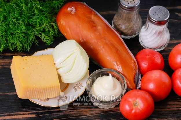 Salotos su rūkytos vištienos, pomidorų ir sūrio ingredientais