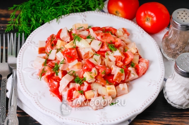 Salotų receptas su rūkyta vištiena, pomidorais ir sūriu
