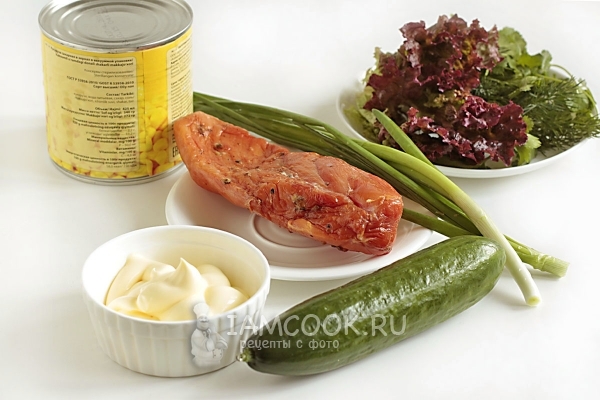 Ingrediente pentru salata cu pui afumat si porumb