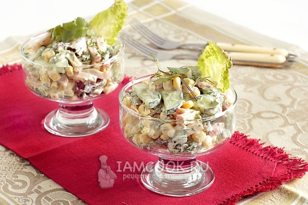 Fotografie de salată cu pui afumat și porumb