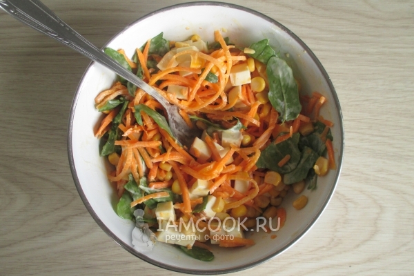 Fotografie de salată cu morcovi coreeni și porumb