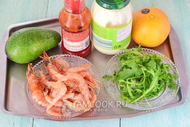 Ingrediente pentru salata cu creveti, avocado si grapefruit
