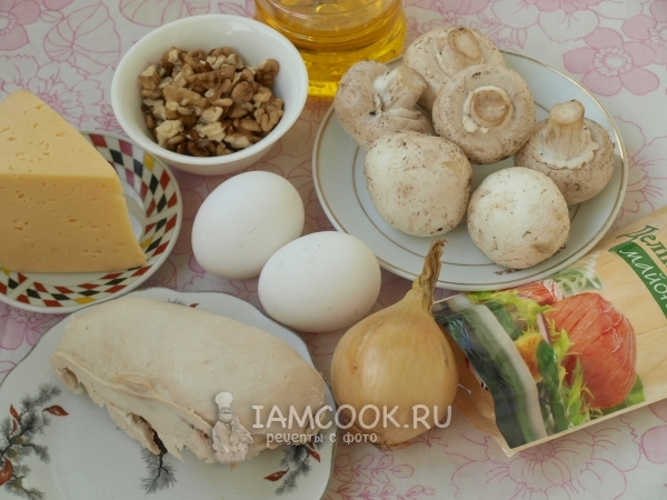 Salotų su vištiena, grybais ir graikiniais riešutais ingredientai