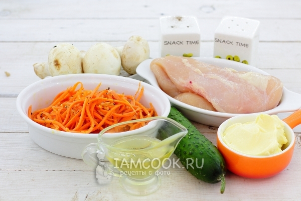 Bahan-bahan untuk salad dengan ayam, cendawan dan wortel Korea