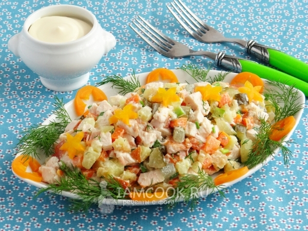 Füme tavuk, havuç ve turşu salatalık salatası fotoğrafı