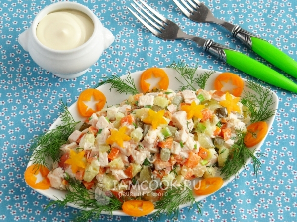 Salad dengan ayam salai, wortel dan timun jeruk