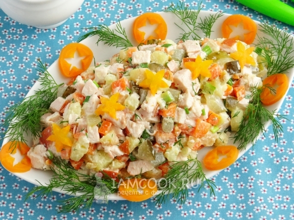 Füme tavuk, havuç ve salatalık turşusu ile hazır salata
