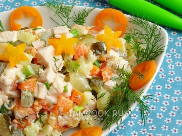 Salad lazat dengan ayam salai, wortel dan timun jeruk
