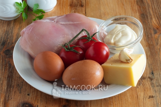 Bahan-bahan untuk salad dengan ayam, tomato, keju dan telur