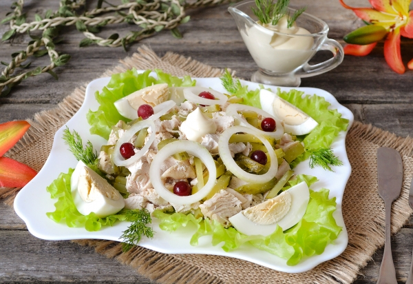 Gambar salad dengan ayam dan timun acar