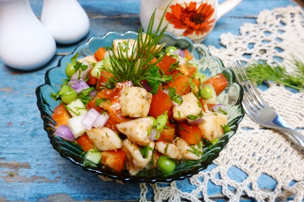 Fotografie de salată cu piept de pui și ardei gras