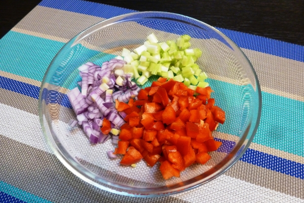 ตัดผักชีฝรั่งพริกไทยและหัวหอม