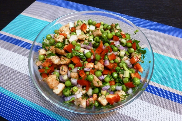 Salată pregătită cu piept de pui și ardei gras
