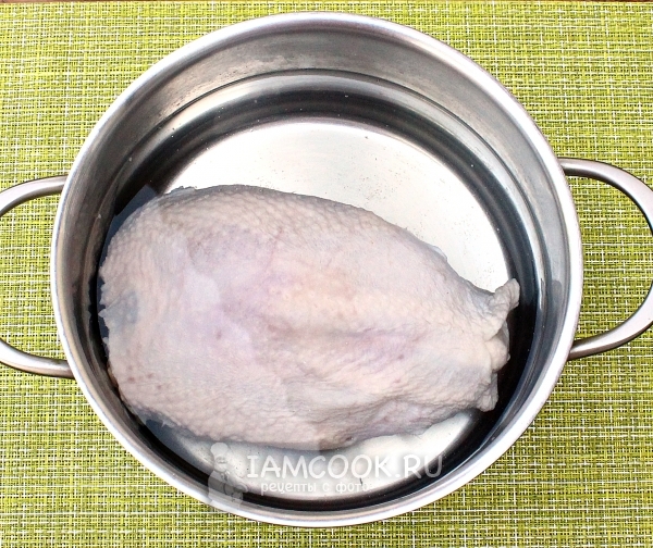 Umieść pierś z kurczaka w wodzie