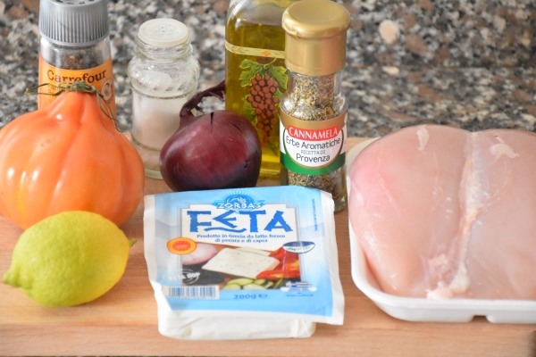 Salotų su vištienos krūtinėlėmis ir pomidorais ingredientai