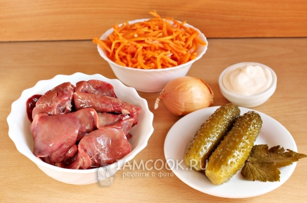 Ingrediënten voor salade met kippenlever en Koreaanse wortelen